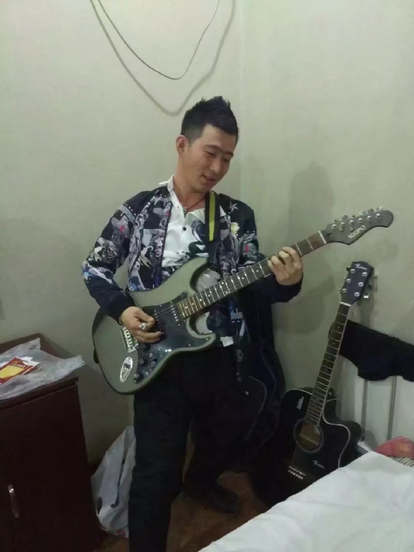 小吉他的第一张照片--黄冈相亲服务中心