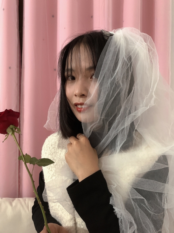持紫菜包饭的女孩的第一张照片--黄冈相亲服务中心