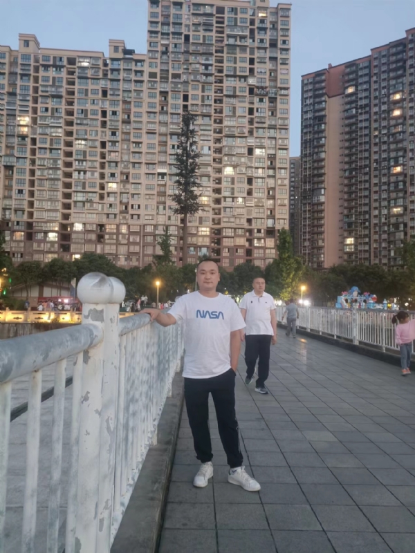 寂寞的男人的第一张照片--黄冈相亲服务中心