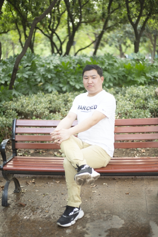 抱着鱼睡觉的猫的第一张照片--黄冈相亲服务中心